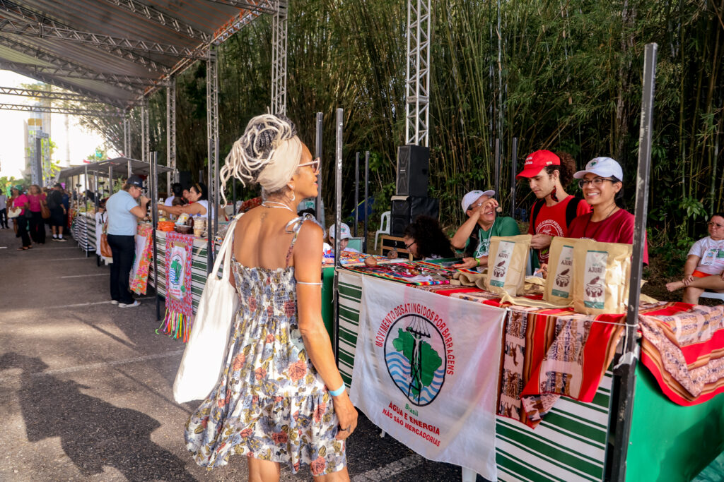  Entre barracas coloridas, frutas, sementes crioulas e artesanatos, a diversidade do Brasil toma forma no encontro entre povos, sotaques e culturas. Foto: Nívea Magno / MAB