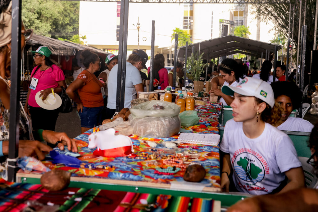  Entre barracas coloridas, frutas, sementes crioulas e artesanatos, a diversidade do Brasil toma forma no encontro entre povos, sotaques e culturas. Foto: Nívea Magno / MAB