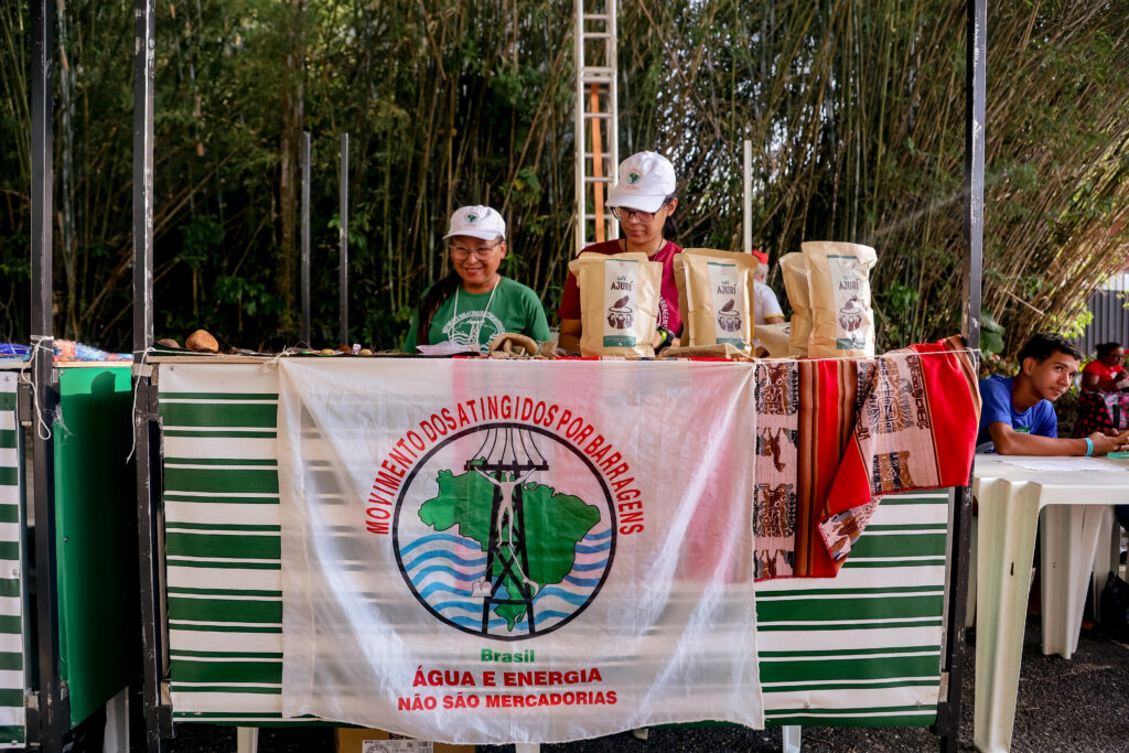  Entre barracas coloridas, frutas, sementes crioulas e artesanatos, a diversidade do Brasil toma forma no encontro entre povos, sotaques e culturas. Foto: Nívea Magno / MAB
