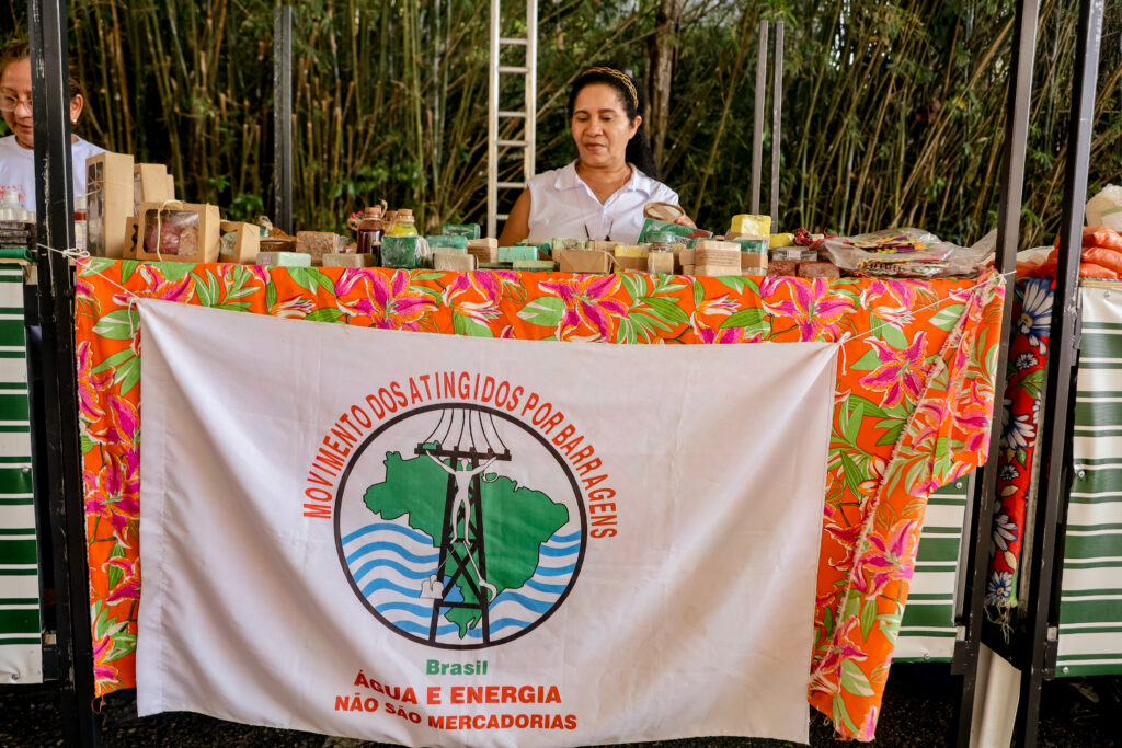  Entre barracas coloridas, frutas, sementes crioulas e artesanatos, a diversidade do Brasil toma forma no encontro entre povos, sotaques e culturas. Foto: Nívea Magno / MAB