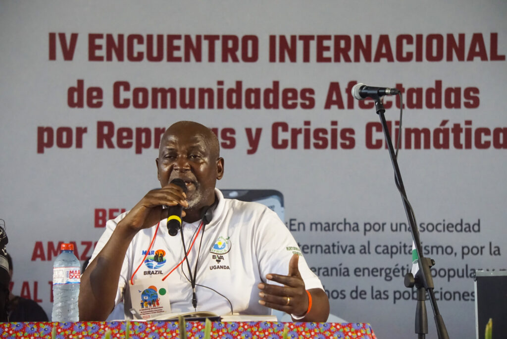 Geoffrey Kamese (Uganda) denunciou o esquecimento do continente africano e defendeu justiça climática diante dos impactos das barragens, das crises de governança e das mudanças climáticas em África. Foto: Anna Mathias / MAB
