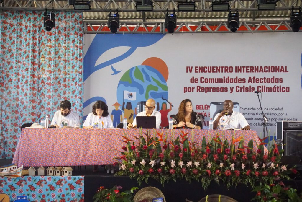 Painelistas da mesa de análise de conjuntura continental, que reuniu representantes dos cinco continentes para debater os desafios globais da justiça climática. Foto: Anna Mathias / MAB
