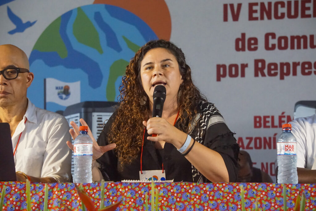 Irene Pijuan (Espanha) criticou o papel da Europa na chamada transição energética justa e denunciou a continuidade do neocolonialismo europeu sob a bandeira da descarbonização. Foto: Anna Mathias / MAB
