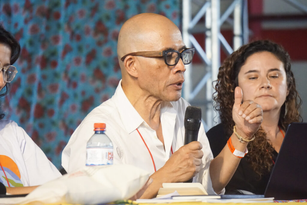 Hendro Sangkoyo, pesquisador indonésio, denunciou a expansão das falsas soluções “verdes” na Ásia e alertou para o avanço da militarização do extrativismo no continente. Foto: Anna Mathias / MAB