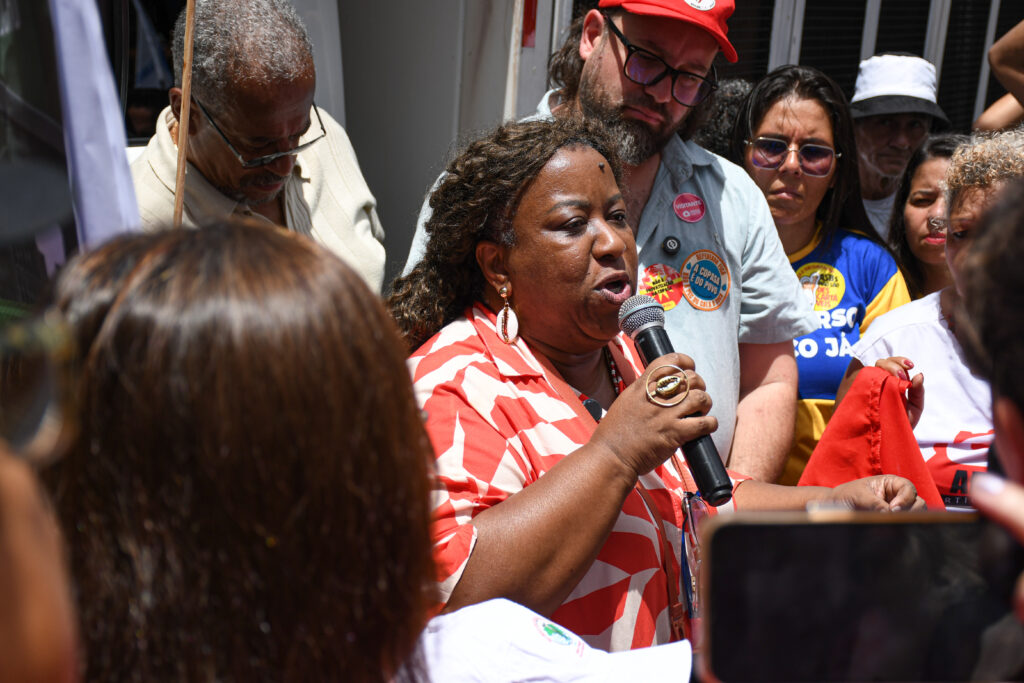 Ministra Macaé Evaristo discursa em ato público organizado pelo MAB. Foto: Felipe Cunha / AEDAS