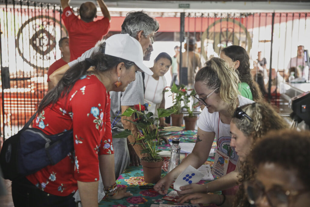 Delegados de diferentes continentes se cadastram para o IV Encontro Internacional. Foto: Marcelo Aguilar / MAB