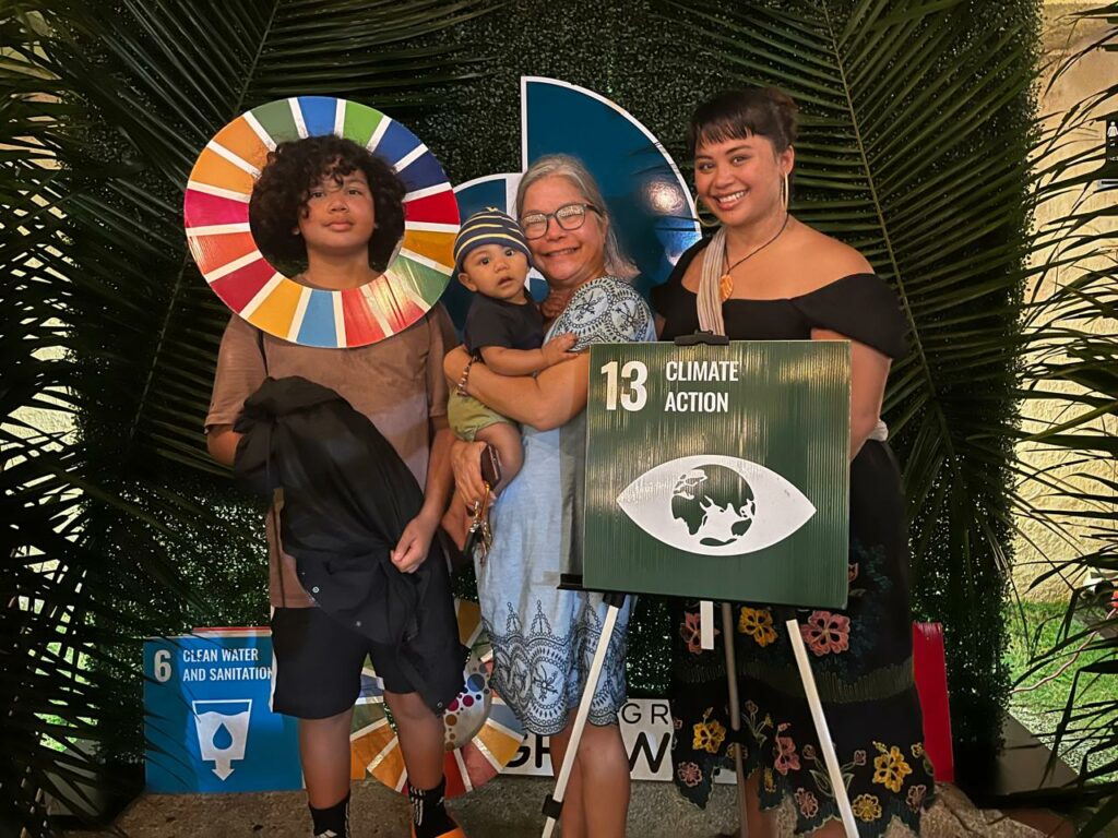 Entre gerações, a força do povo Chamorro: Moñeka, sua mãe e seus filhos compartilham o compromisso ancestral de proteger as águas das Ilhas Marianas. Crédito: Arquivo pessoal