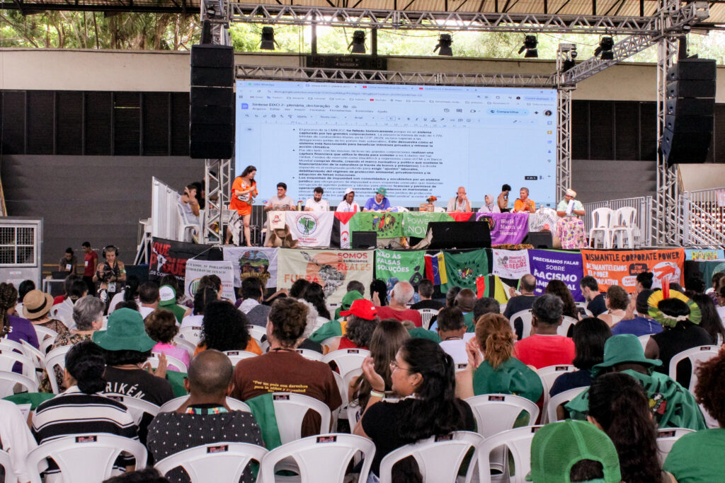 Eixo 2 trouxe relatos de violações de direitos humanos por grandes corporações em diversas partes do mundo. Foto: Tamires Pinheiros / MAB