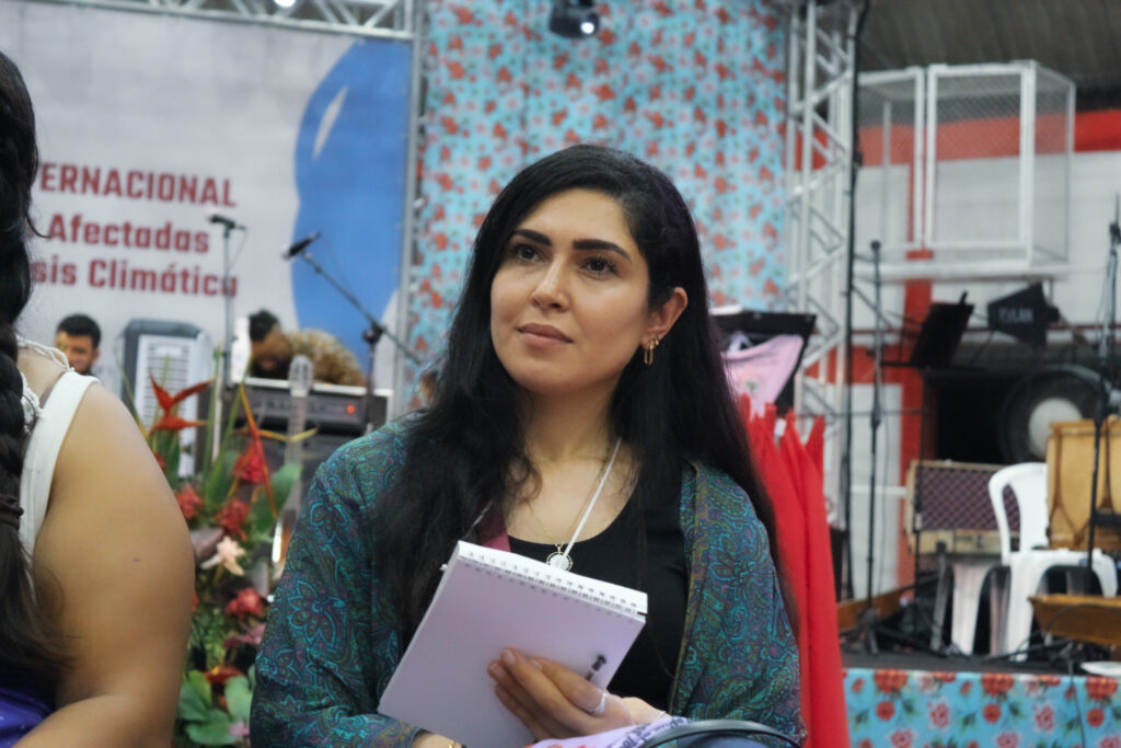 Sermin Gueven contou sobre a luta do movimento de mulheres do Curdistão. Foto: Joyce Silva / MAB