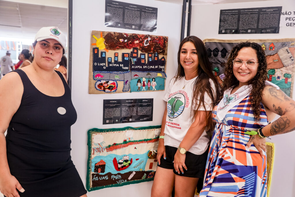 Atingidas do Rio Grande do Sul presenciam, pela primeira vez, a obra produzida em uma exposição. Foto: Nivea Magno / MAB