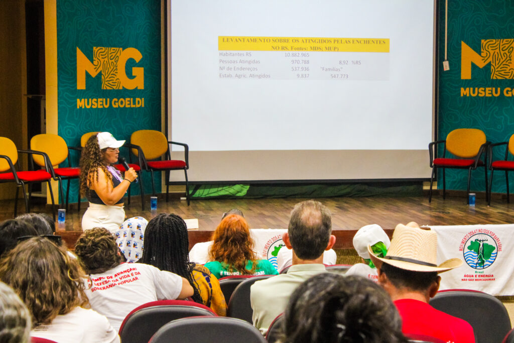 Andreia Soares apresentou um diagnóstico dos atingidos do Rio Grande do Sul, que ainda lutam por direitos básicos, como moradia. Foto: Joice Lani / MAB
