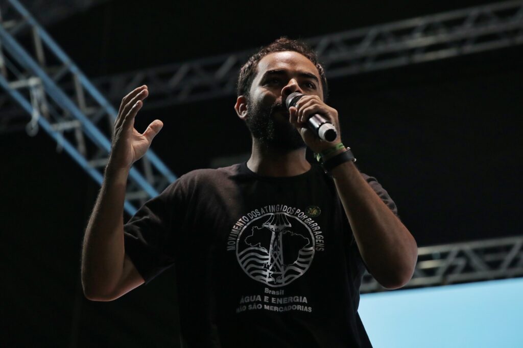 Integrante da coordenação nacional do MAB, Francisco Kelvim convocou, ao final, militância para a marcha popular, realizada no sábado (15). Foto: Marcelo Aguilar / MAB