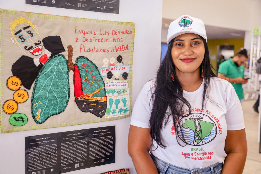 Joelma, atingida do Pará, reconta as histórias da Amazônia na exposição. Foto: Nivea Magno / MAB