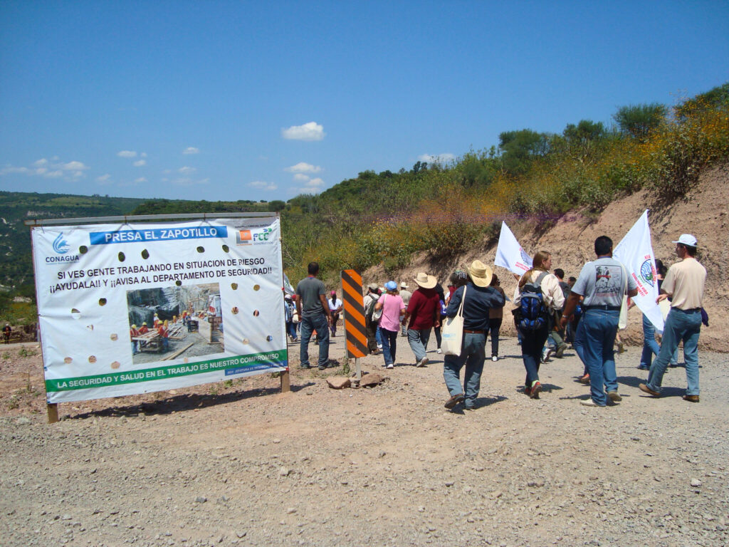 Delegados no III Encontro Internacional em ato nas obras da barragem de El Zapatillo. Foto: Alexania Rossatto / MAB