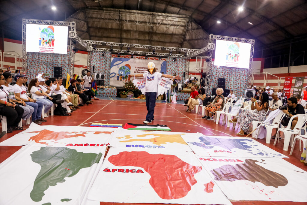 A águia imperialista crava suas garras pelo mundo. Foto: Nívea Magno / MAB