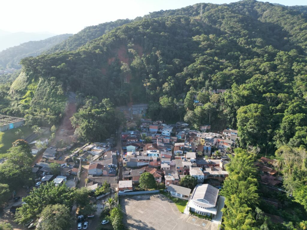 Centenas de famílias de São Sebastião seguem vivendo em áreas de alto risco de deslizamento. Foto: Augusto Cesar