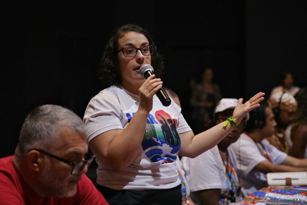 Letícia Oliveira, do MAB, abre os relatos das populações atingidas em todo o mundo na Cúpula dos Povos. Foto: Marcelo Aguilar / MAB