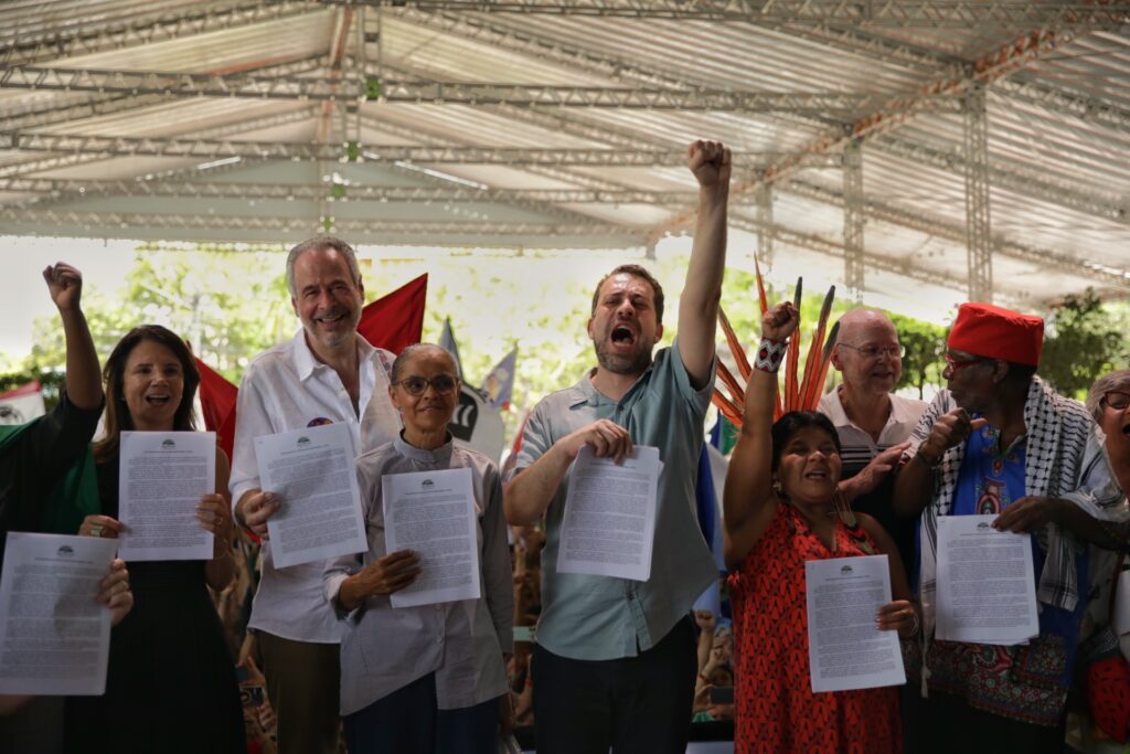 Mais de 1.000 organizações entregam Carta Política ao presidente da COP 30, André Corrêa do Lago. Foto: Marcelo Aguilar / MAB