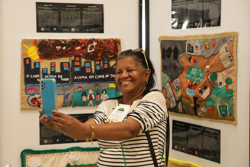 Público da Cúpula dos Povos visita a exposição das arpilleras. Foto: Marcelo Aguilar / MAB