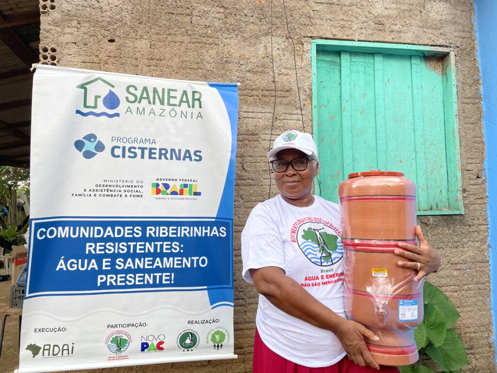 Joana Darque com seu filtro de barro, que todas as famílias beneficiárias irão receber. Foto: Klézi Martins / MAB