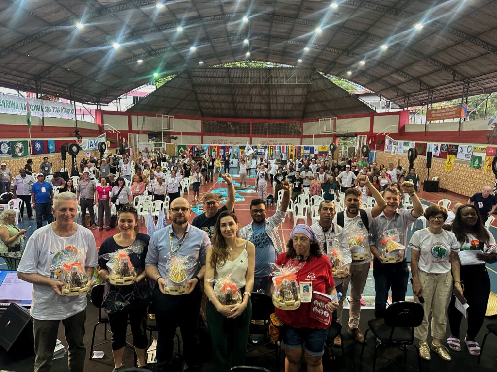 Momento da programação do IV Encontro Internacional de Atingidos por Barragens e Crise Climática, em Belém (PA), que reuniu representantes de dezenas de países em torno da construção. Foto: Marcelo Aguilar / MAB