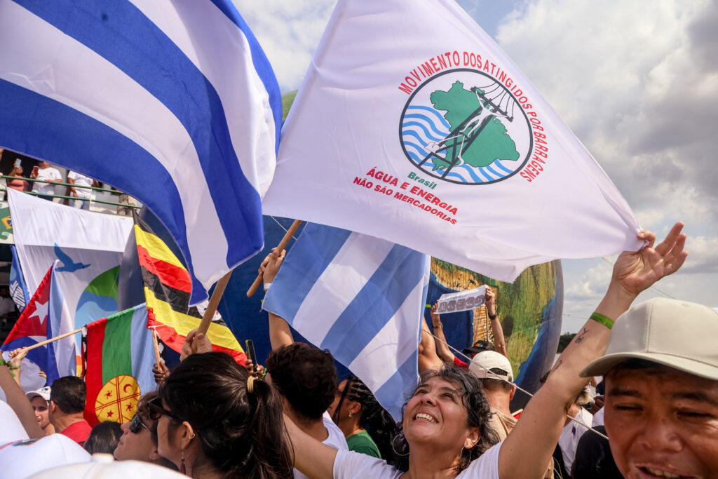 Pessoas atingidas do mundo inteiro, sob as águas do rio Guamá em Belém (PA). Novembro/ 2025. Foto: Nívea Magno / MAB