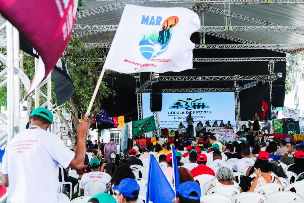 Vozes unidas na plenária dos movimentos sociais durante a Cúpula dos Povos. Foto: Joka Madruga / MAB