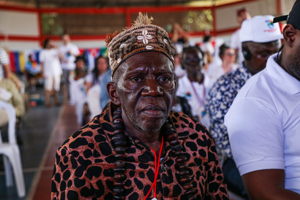 Louis Lukombo Makuala, chefe coutumier da República Democrática do Congo. O chapéu, símbolo de poder e tradição, expressa a força cultural e espiritual de seu povo. Foto: Joka Madruga / MAB