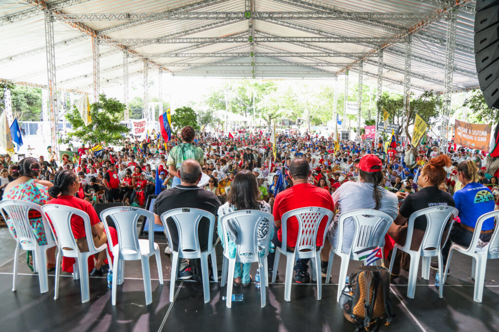 Movimentos sociais ocupam o espaço com cores, cantos e bandeiras, reafirmando a força da unidade internacionalista. Foto: Joka Madruga / MAB