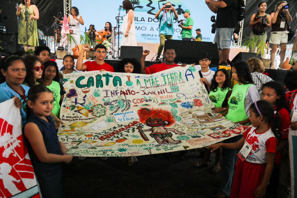 Entrega da declaração da Cúpula dos Povos rumo à COP 30. Foto: Joka Madruga / MAB 