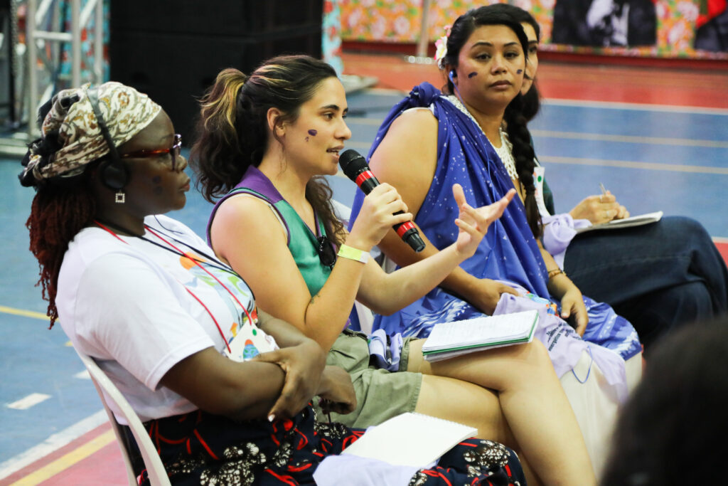 Natália Lobo, do Brasil, apresentou a economia feminista como um caminho importante para o enfrentamento da crise climática. Foto: Joka Madruga / MAB