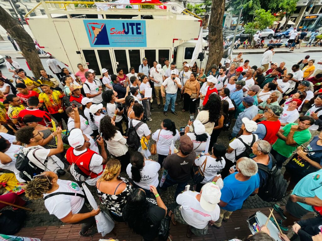 Joceli Andrioli junto à atingidos e atingidas durante ato em frente ao TJMG, como parte das ações de luta dos 10 anos do crime da Vale em Mariana. Foto: Filipe Cunha / AEDAS