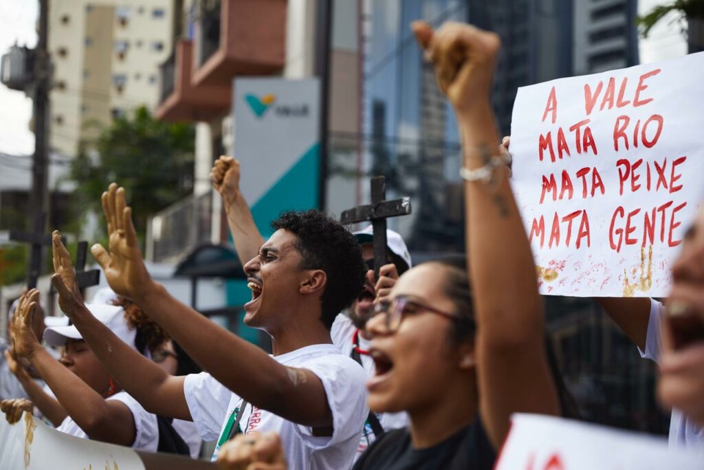 Pessoas atingidas realizam ato de solidariedade em apoio às lutas das populações atingidas da Bacia do Rio Doce, do Paraopeba e do Litoral Capixaba. Foto: Marcelo Aguilar /MAB