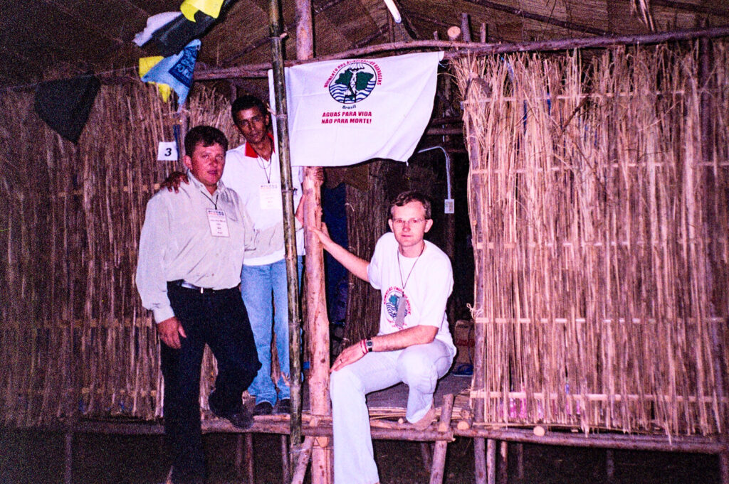 Atingidos brasileiros no encontro, da esquerda para a direita Hélio Mecca (PR), Josivaldo Alves de Oliveira (CE) e Gilberto Cervinski (RS). Foto: Arquivo MAB