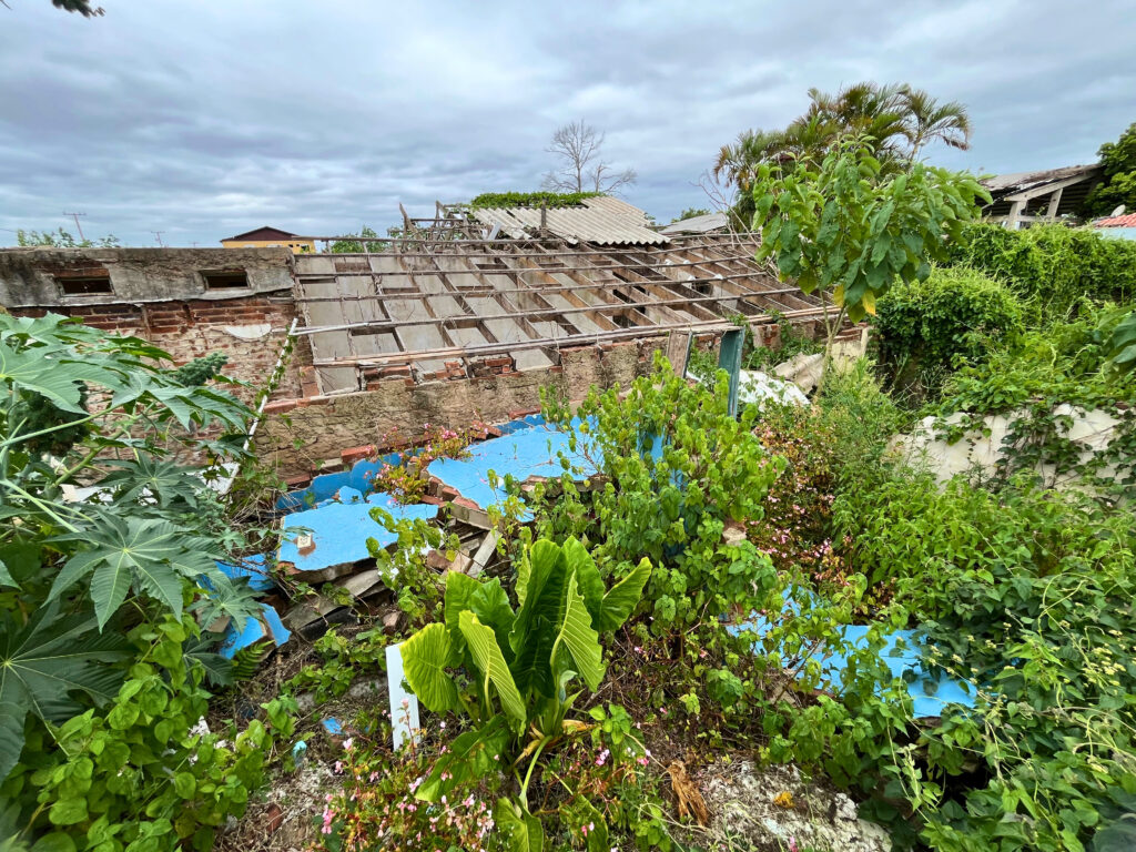 Da casa de Odete, só ficaram os escombros das paredes azuis, que nem se vê da rua. Foto: Débora Moraes / MAB