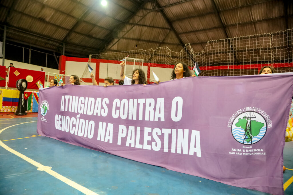 Mulheres atingidas por barragens manifestam solidariedade ao povo palestino. Foto: Nívea Magno / MAB