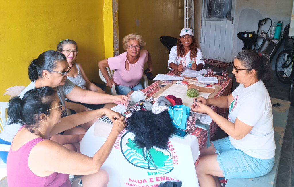 Eliane (a primeira da esquerda) durante a oficina de produção da arpillera no bairro Sarandi, em Porto Alegre (RS). Foto: Jenifer Procópio / MAB