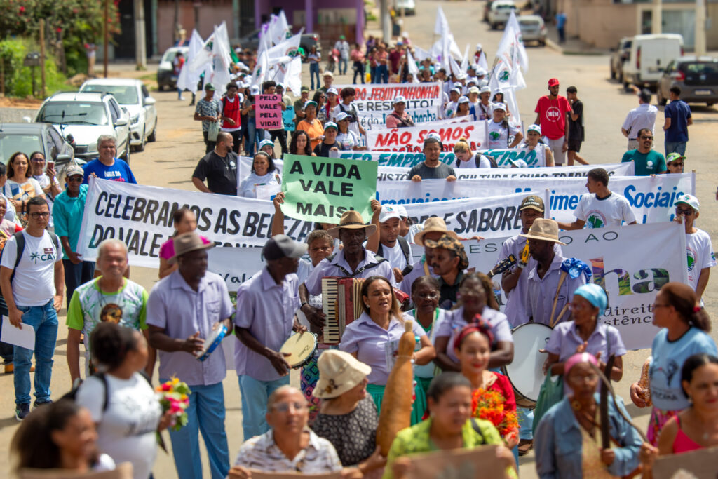 Em Araçuaí, moradores pedem respeito ao Vale do Jequitinhonha. Dezembro de 2025. Foto: Joyce Silva / MAB