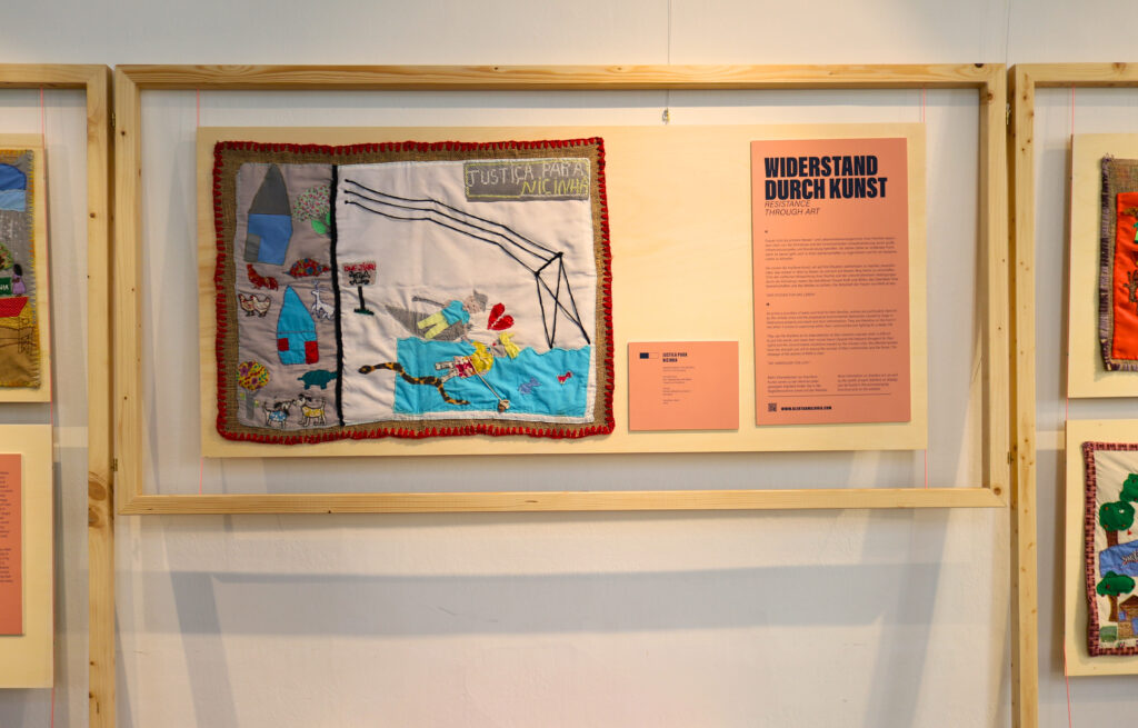 Arpillera em homenagem à Nicinha integra a exposição itinerante na Áustria. Foto: SSF / AAI Salzburg