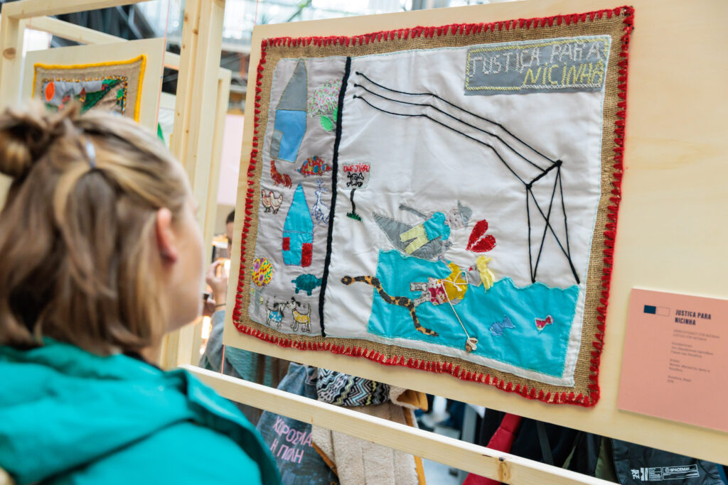 Arpillera em exposição na Áustria denuncia a vida, a luta e o assassinato de Nicinha. Foto: Horizont3000