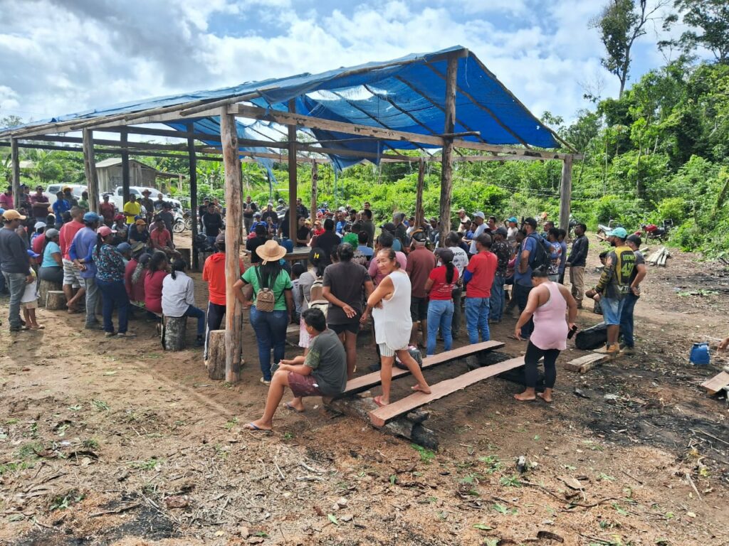Famílias ocupantes reunidas no barracão Edinaldo Paleta em Vitória do Xingu. Foto: Jeferson Dias / MAB