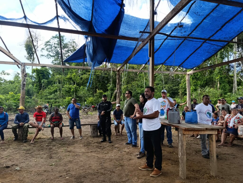 Companheiro Ricardo Santos facilitando o espaço de reunião no barracão Edinaldo Paleta em Vitória do Xingu. Foto: Jeferson Dias / MAB