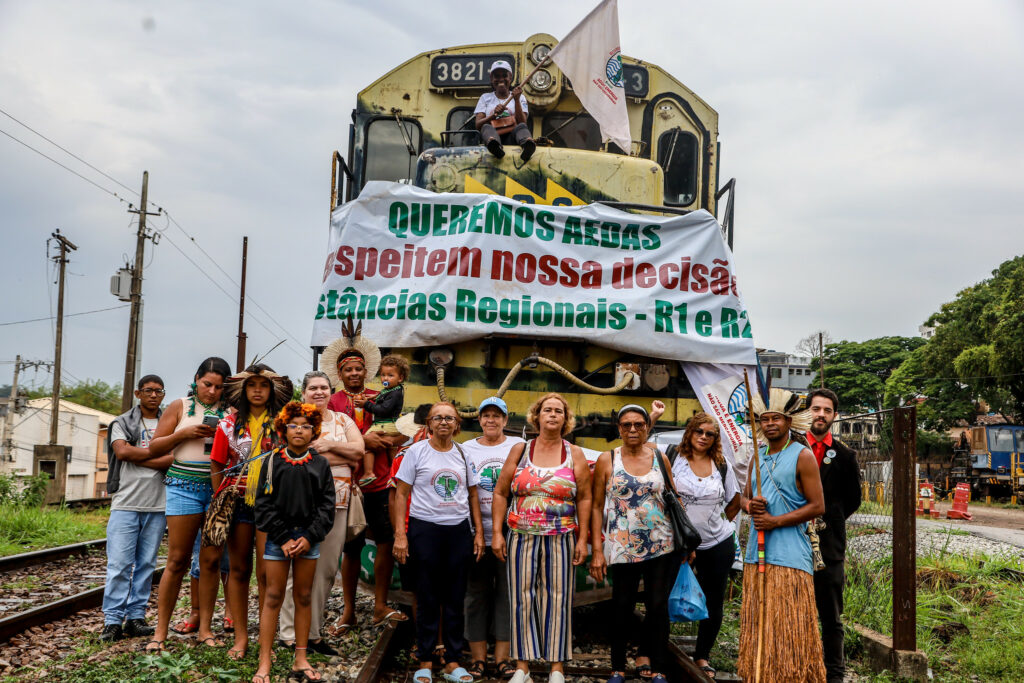 Pessoas atingidas das Instâncias 1 e 2 da Bacia do Paraopeba, em manifestação em Mário Campos (MG) pela permanência da ATI AEDAS nos territórios. Novembro de 2025. Foto: Nívea Magno / MAB
