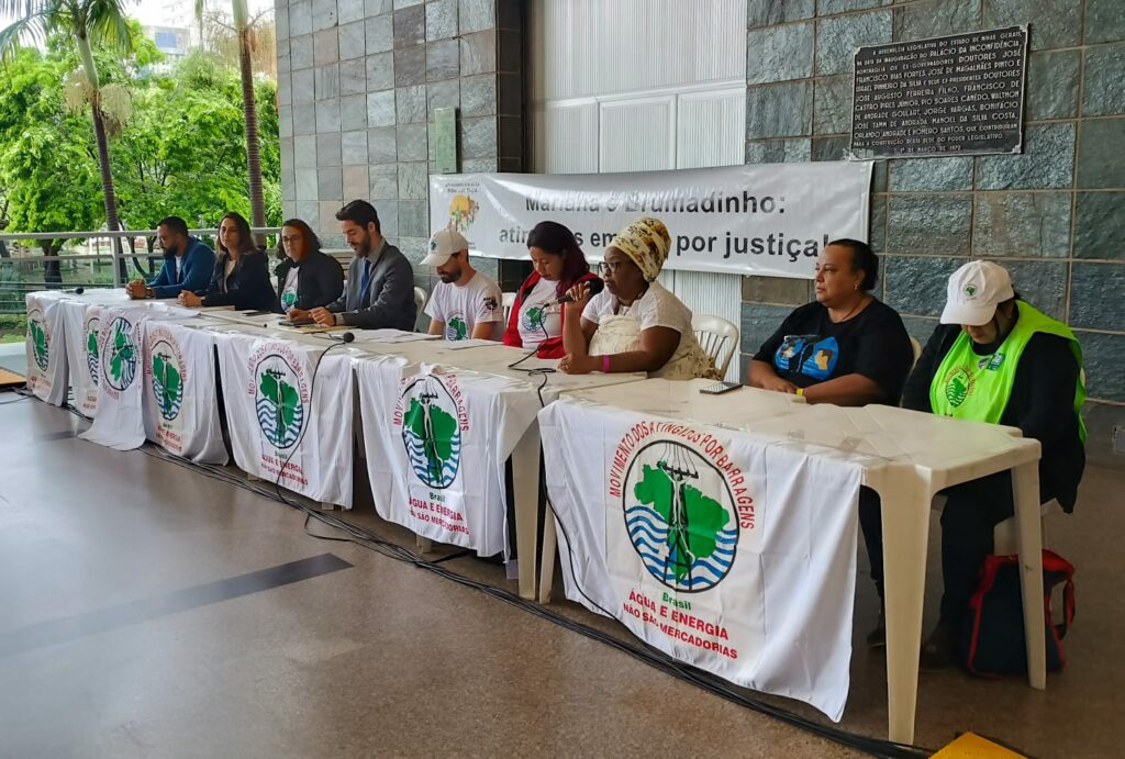 Plenária realizada no saguão da Assembleia Legislativa de Minas Gerais na última sexta (23). Foto: Patrícia Sousa / MAB