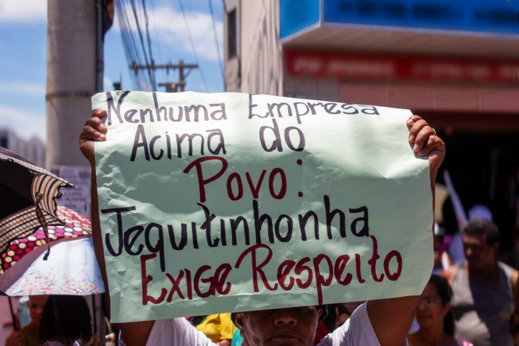 Moradores do Vale do Jequitinhonha foram às ruas de Araçuaí (MG) exigir respeito. Foto: Joyce Silva / MAB