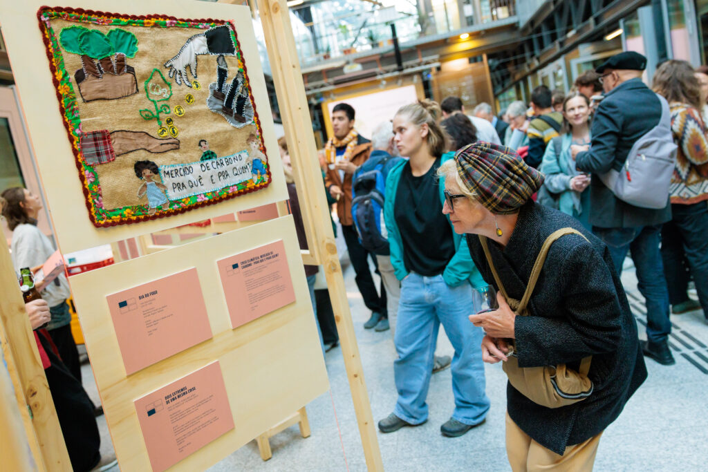 Exposição "Alerta Amazônia" - When Fabric Speaks, Viena, 2025. Foto: Christoph Gruber / BOKU University