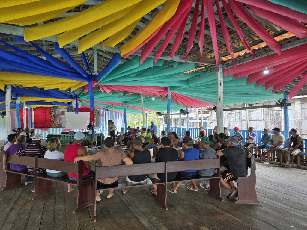 A reunião contou com a presença da comunidade, professoras da UFPA e representantes da Secretaria Municipal de Pesca e Aquicultura de Cametá (PA). Foto: Jordana Ayres / MAB