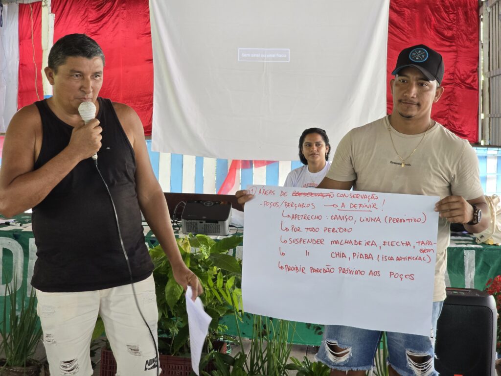 Durante a reunião, foi realizada uma dinâmica em grupo para a comunidade definir as permissões, proibições e áreas de abrangência vigente no regimento do acordo. Foto: Jordana Ayres / MAB