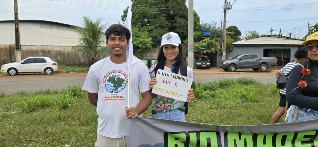 Militantes do MAB durante o ato em defesa dos Rios Amazônicos. Foto: Klézi Martins / MAB