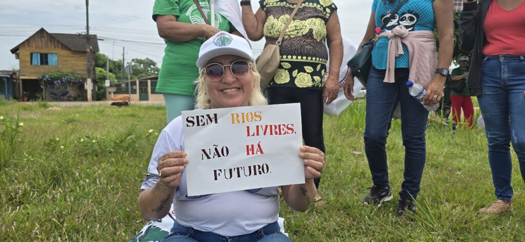 Militantes do MAB durante o ato em defesa dos Rios Amazônicos. Foto: Klézi Martins / MAB